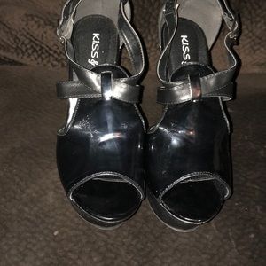 Black wedges